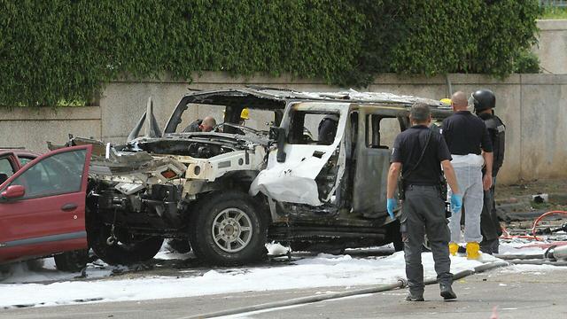 שרידי המכונית אחרי הפיצוץ (צילום: עידו ארז) (צילום: עידו ארז)