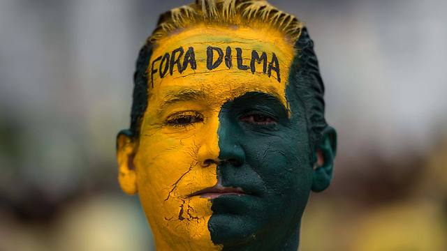 "דילמה החוצה". מפגין ברזילאי (צילום: AFP) (צילום: AFP)