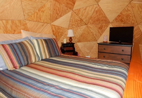 חדר השינה שהוא גם הסלון והמטבח (צילום: airbnb)