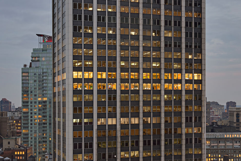 שתי הקומות המוארות בבניין הניו-יורקי מאוכלסות על ידי חברה ישראלית. ב-2013 סיימו לוטן אדריכלים ופליסקין אדריכלים את עיצוב הפנים של משרדי הקומה הראשונה, והשנה תיכננו ועיצבו את הקומה השנייה  (צילום: liam frederick)