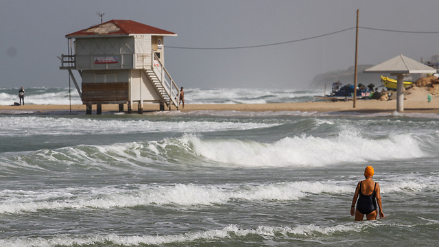 גלים גועשים בחוף, צפויים להגיע לגובה של 4 מטרים (צילום: עידו ארז) (צילום: עידו ארז)