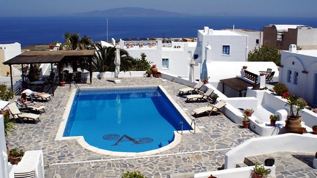 Greek hotel (Photo: Shutterstock)