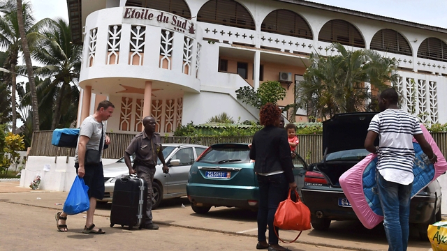 נופשים עוזבים את המלון בגראן-בסאם (צילום: AFP) (צילום: AFP)
