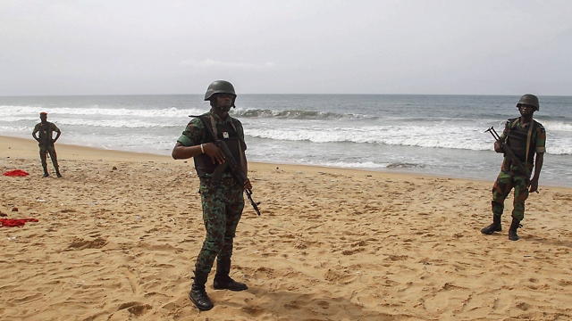 חיילים מאבטחים את חוף הדמים, היום (צילום: EPA) (צילום: EPA)