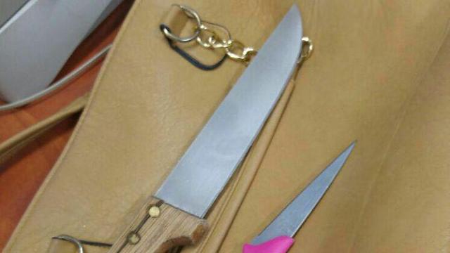 הסכינים שנמצאו ברשות המחבלות  (צילום: חטיבת דובר המשטרה) (צילום: חטיבת דובר המשטרה)