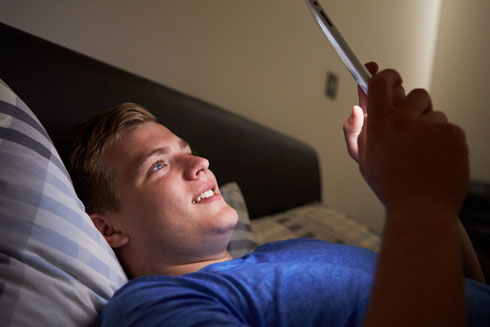 רצוי שהטלפון והאייפד יישארו מחוץ לחדר בלילה (צילום: Shutterstock)