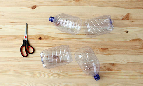 גוזרים את בקבוק הפלסטיק (עיצוב וצילום: אורית לוי)