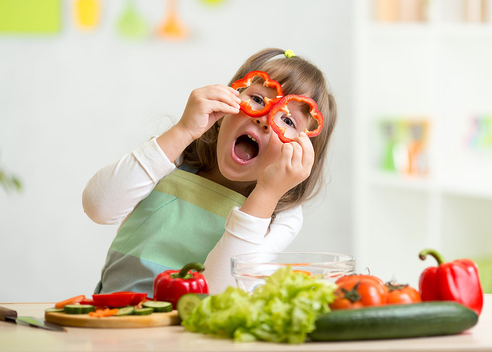 דאגו שתהיה אופציה של ירקות חיים ומבושלים. חישבו על הצבע, הריח והטקסטורה של ירק חדש שאתם רוצים להציג לילד (צילום: shutterstock)
