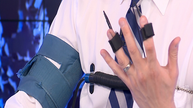 ארבעה מכשירים מחוברים לגוף, כולל בדיקת זעה באצבעות  (צילום: אלי סגל וניצן דרור) (צילום: אלי סגל וניצן דרור)