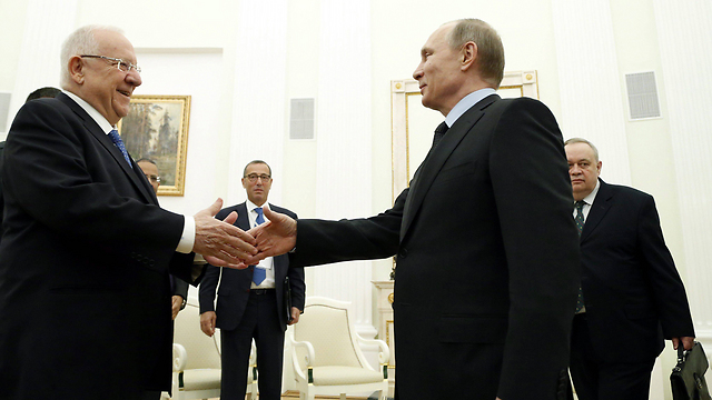 Ривлин и Путин на встрече в Кремле, 2006 год. Фото: ЕРА