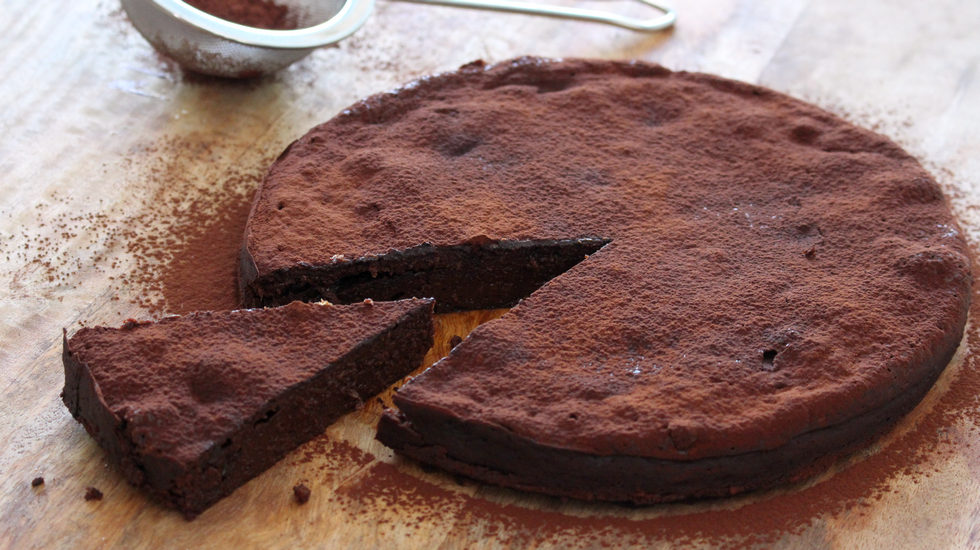 עוגת שוקולד-קוקוס משובחת בקערה אחת (צילום: סיון שטרנבך)