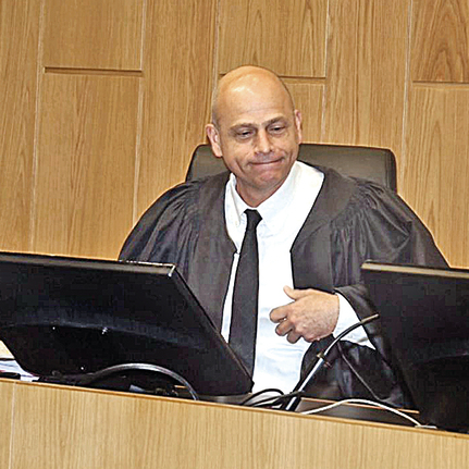 השופט, איתן אורנשטיין | צילום: מוטי קמחי YNET