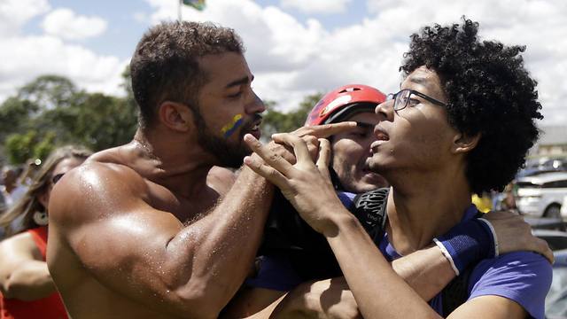 עימותים בין התומכים למתנגדים למהלך בברזיליה (צילום: רויטרס) (צילום: רויטרס)