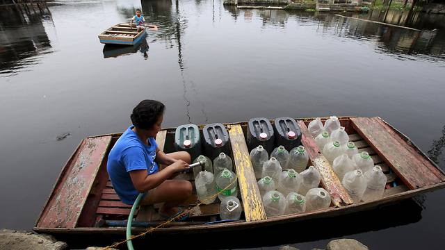 ממלאים בקבוקי פלסטיק במלבון, הפיליפינים (צילום: רויטרס) (צילום: רויטרס)