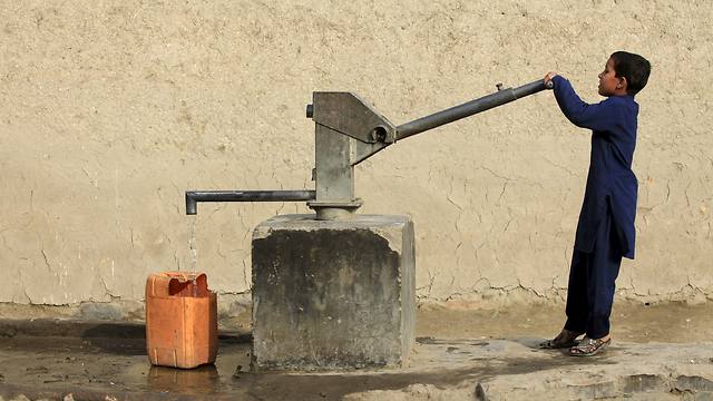 משאבת מים בפשוואר, פקיסטן (צילום: רויטרס) (צילום: רויטרס)