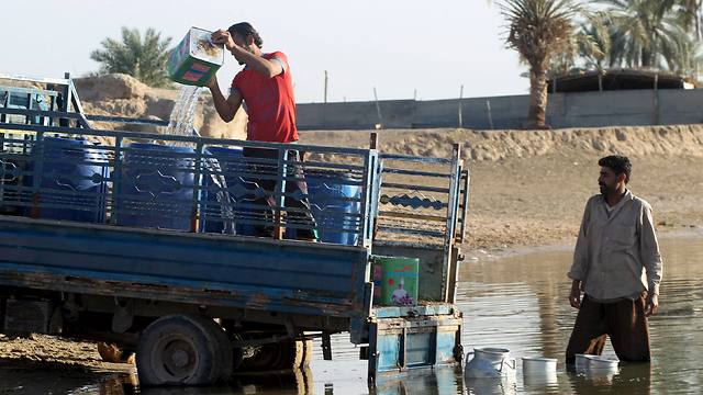 מים מנהר הפרת בנג'ף, עיראק (צילום: רויטרס) (צילום: רויטרס)