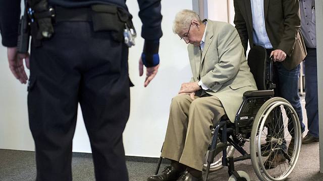 ריינולד הנינג בן ה-94, שהיה שומר באושוויץ, מגיע לבית המשפט (צילום: רויטרס) (צילום: רויטרס)