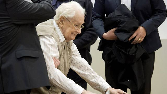 אוסקר גרונינג בן ה-93, "מנהל החשבונות של אושוויץ", בפתיחת משפטו (צילום: רויטרס) (צילום: רויטרס)