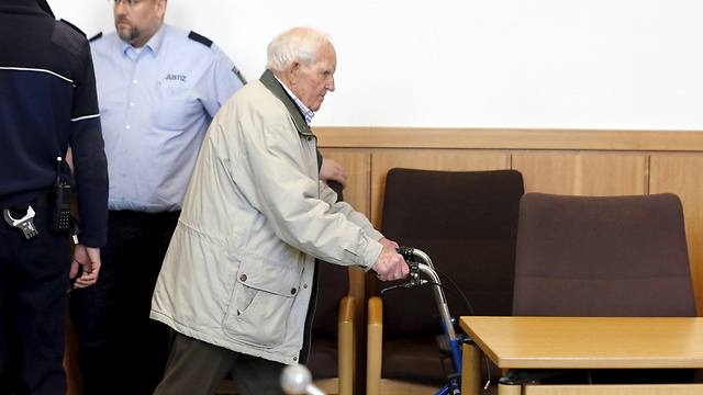 סירט ברוינס, איש אס.אס לשעבר, מגיע בגיל 92 לבית המשפט (צילום: רויטרס) (צילום: רויטרס)