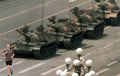 תמונה שפורסמה ברשתות. צוקרברג רץ במקום שבו המשטר הסיני דיכא מפגינים ב-1989      (מתוך פייסבוק) (מתוך פייסבוק)