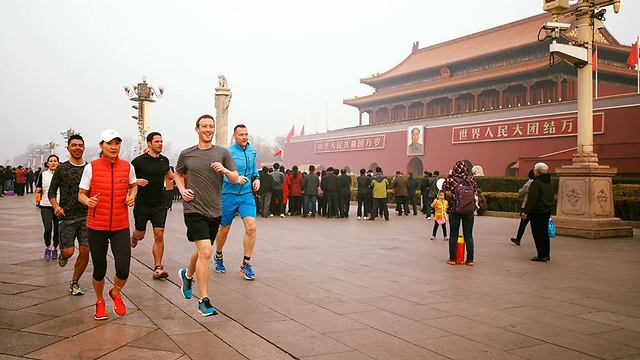 צוקרברג רץ בבייג'ינג, בזמן שבמקום זיהום אוויר גבוה מהרגיל (מתוך פייסבוק) (מתוך פייסבוק)