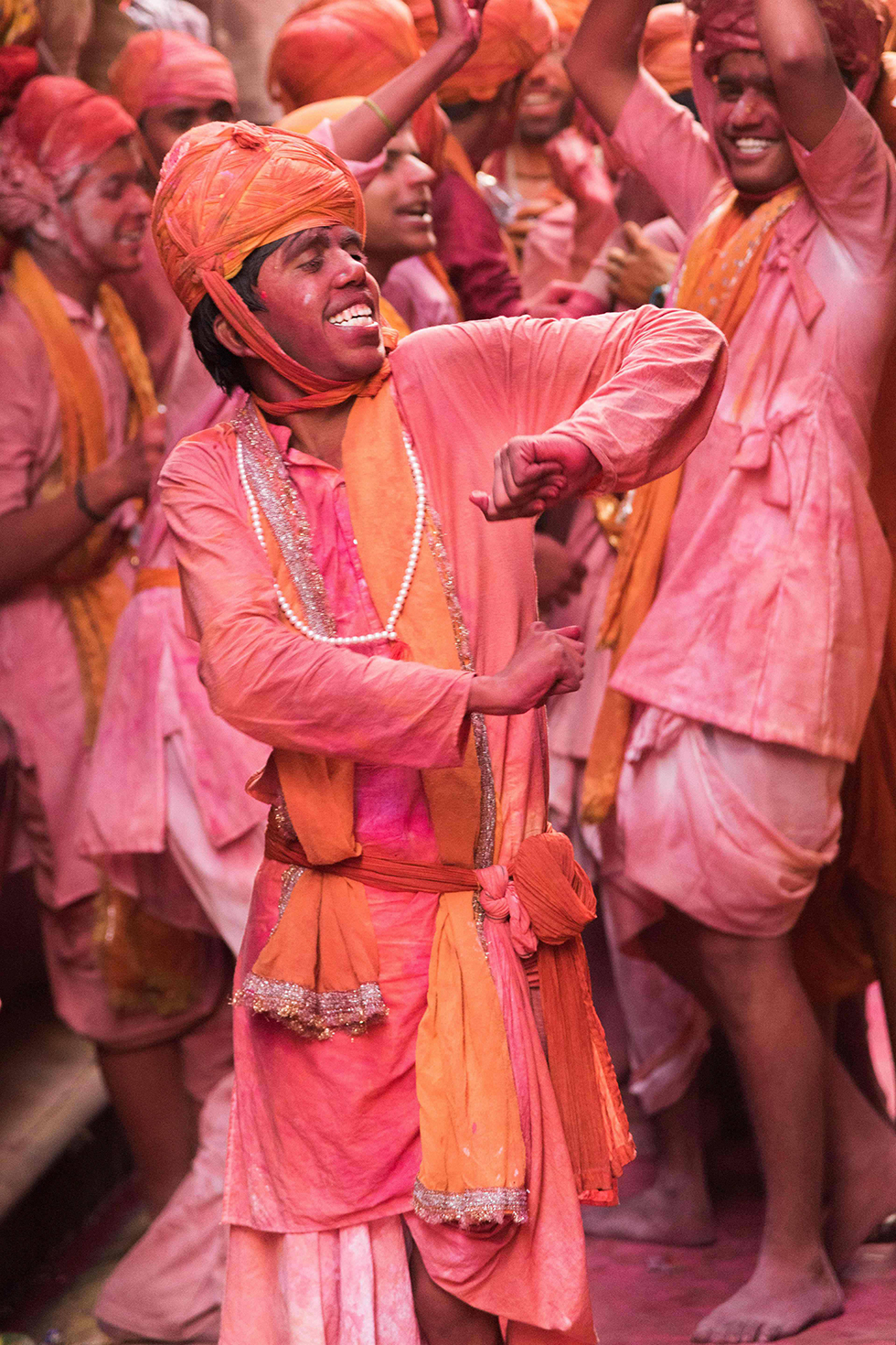 בעיר ברסאנה שבהודו חגגו את פסטיבל הצבעים הנודע שבמהלכו מתיזים המשתתפים צבע זה על זה. הפסטיבל שנחגג ברחבי המדינה מציין את סיום החורף ואת ניצחון הטוב על הרע (צילום: AFP) (צילום: AFP)