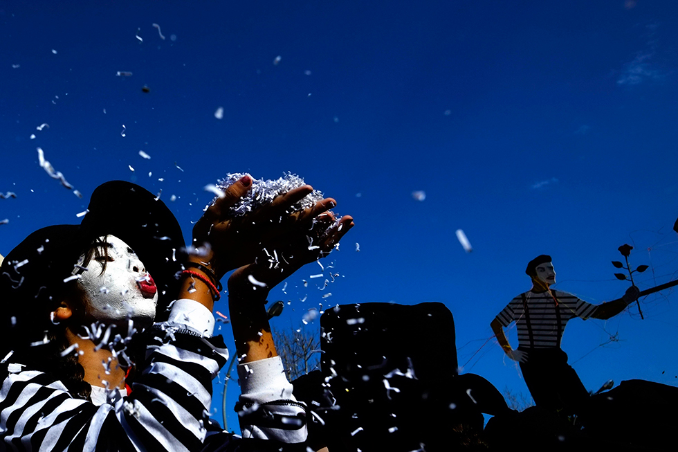 צעירה מעיפה קונפטי לאוויר במהלך חגיגות הקרנבל הגדולות בלימסול, קפריסין (צילום: AP) (צילום: AP)