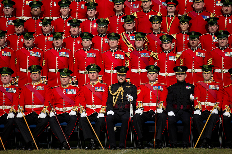 הנסיך הבריטי ויליאם השתתף בטקס לציון יום פטריק הקדוש ברובע האונסלו שבמערב לונדון, והוא לבוש במדי ייצוג של קולונל במשמר האירי (צילום: AP) (צילום: AP)