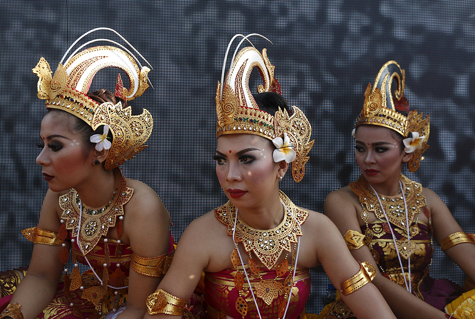 בכפר גיאנייר באי באלי שבאינדונזיה ערכו טקס לגירוש רוחות רעות. במהלך הטקס, שנערך מדי חצי שנה, איפרו המשתתפים את כל גופם וצעדו ברחבי הכפר (צילום: רויטרס) (צילום: רויטרס)