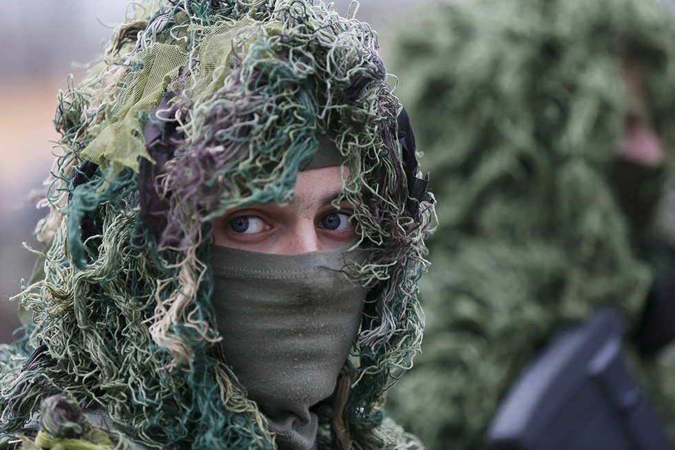 צלף במשמר הלאומי של אוקראינה בבסיס ליד קייב (צילום: רויטרס) (צילום: רויטרס)