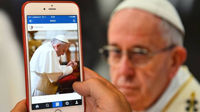 יהיה סלפי קדוש? האפיפיור פרנסיסקוס על רקע חשבון האינסגרם החדש (צילום: AFP) (צילום: AFP)