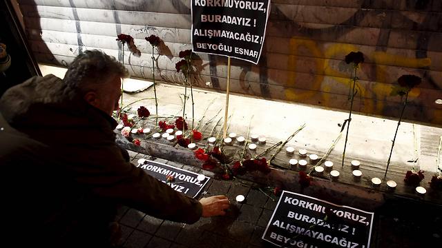 פרחים במקום הפיגוע באיסטנבול (צילום: רויטרס) (צילום: רויטרס)