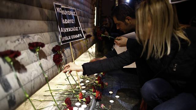 אבלים בזירת הפיגוע אמש (צילום: AP) (צילום: AP)