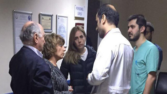 הוריה של ענבל מקבלים עדכון בבית החולים בטורקיה ()
