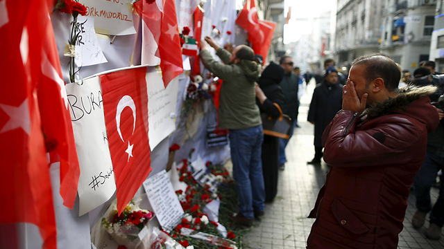זירת הפיגוע ברחוב איסטקלל באיסטנבול (צילום: רויטרס)