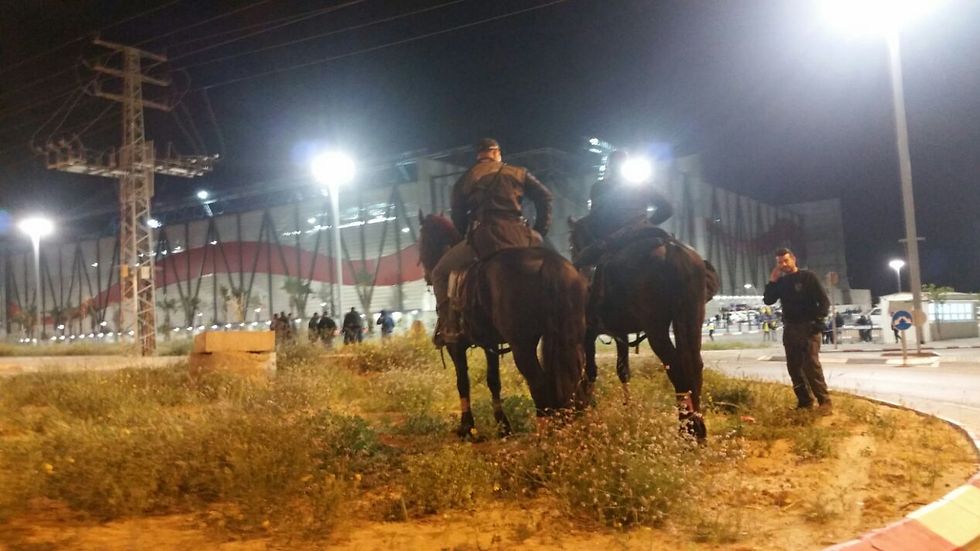 השוטרים סמוך לאצטדיון טוטו-טרנר (צילום: שי מוגילבסקי) (צילום: שי מוגילבסקי)