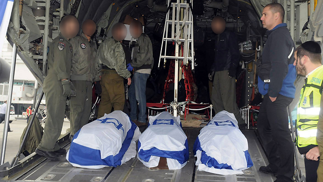 הבאת ארונות הנרצחים לישראל (צילום: AP) (צילום: AP)