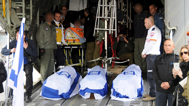 ארונות שלושת הנרצחים מגיעים לישראל (צילום: רויטרס)