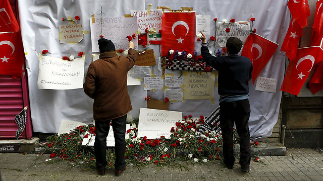 פינת ההנצחה להרוגי הפיגוע באיסטנבול (צילום: רויטרס) (צילום: רויטרס)