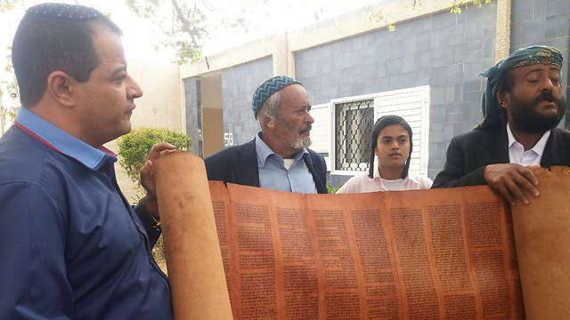 הרב סלימאן דהרי (מימין) מציג את ספר התורה העתיק (צילום: בראל אפרים) (צילום: בראל אפרים)