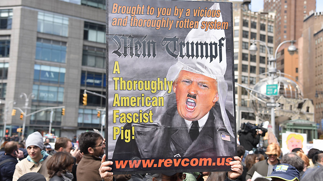 טראמפ בדמותו של אדולף היטלר בהפגנה בניו יורק (צילום: MCT) (צילום: MCT)