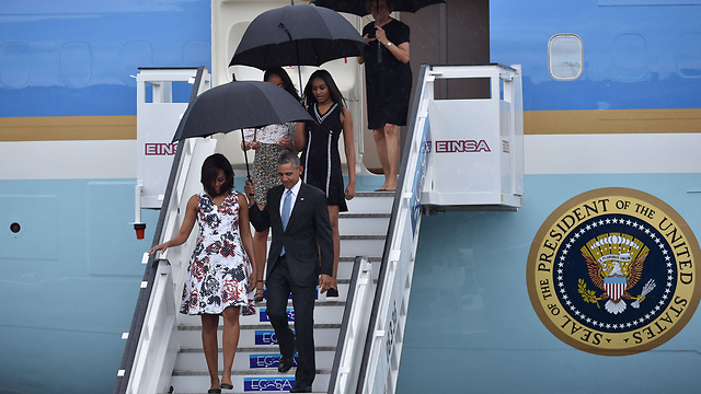 Obama and his family arrive in Cuba (Photo: AFP)
