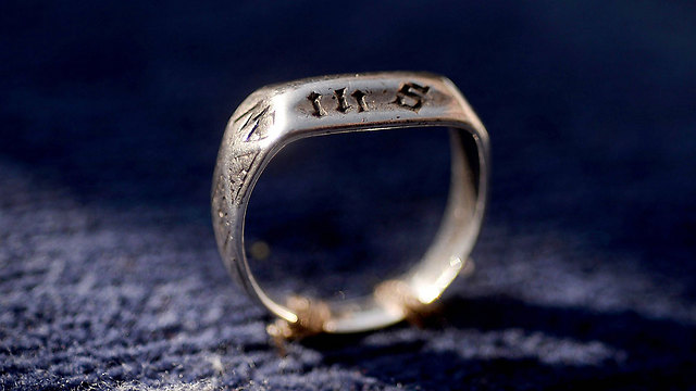 שייכת לז'אן דארק? טבעת המריבה (צילום:  AFP) (צילום:  AFP)