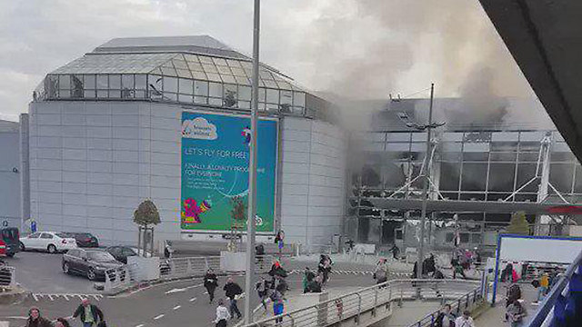 עשן מיתמר אחרי הפיצוצים בנמל התעופה הבינלאומי ()