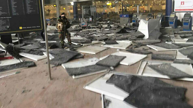 הרס בנמל התעופה אחרי הפיצוצים ()