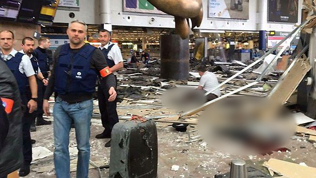 הרס בנמל התעופה בבריסל אחרי הפיצוצים ()