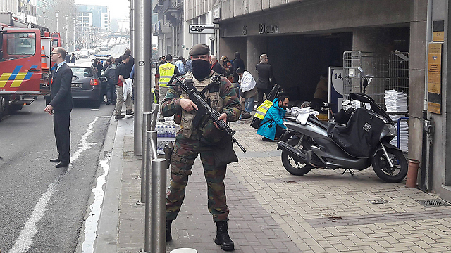 רחובות בריסל: חיילים ושוטרים בכוננות לאחר הפיגוע בתחנת המטרו (צילום: AFP) (צילום: AFP)