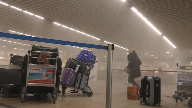 Smoke in Brussels airport after the explosion (Photo: AP)