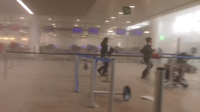 עשן אחרי הפיצוץ בשדה התעופה בבריסל ()