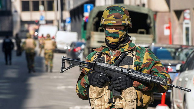 חיילים באזור תחנת המטרו בבריסל (צילום: AFP) (צילום: AFP)